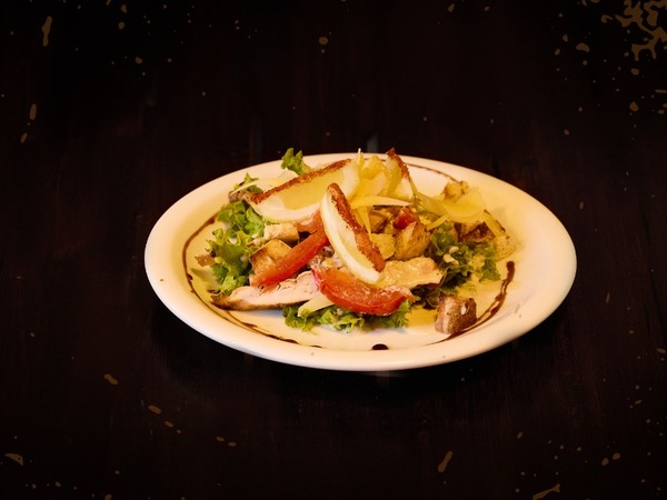 Cesar con pollo ahumado