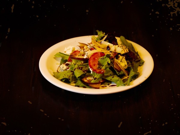 Pera, queso azul y rucula fresca