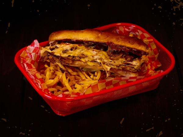 Fangio / Pulled pork: Bondiola de cerdo, cebolla caramelizada, mostaza antigua, queso grillado, alioli ahumado y pasta de tomate ahumado