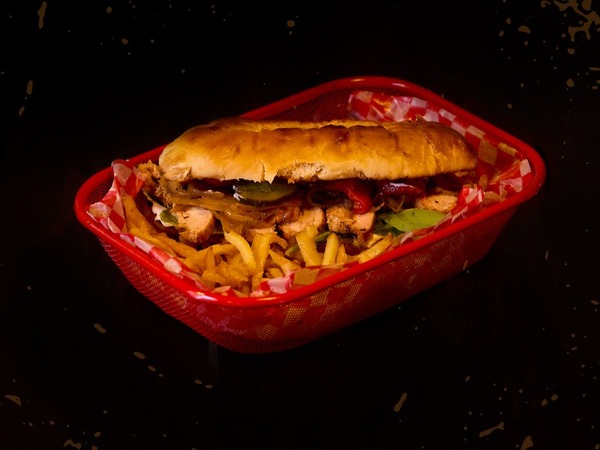 Ayrton: Pollo ahumado, cebolla caramelizada, rucula fresca, lonjas de pancetta ahumada, cherrys ahumados y pickles.