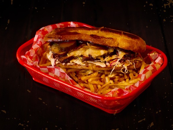 Di Palma: Pollo ahumado, panceta, tomates asados, lechuga morada, queso en feta, jamón cocido y mostaza antigua