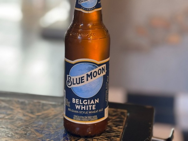 Blue Moon media pinta