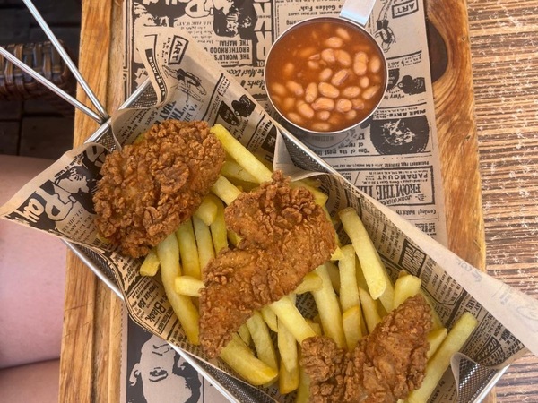 3 Stücke südlich gebratenes Hähnchen mit Pommes und Bohnen.