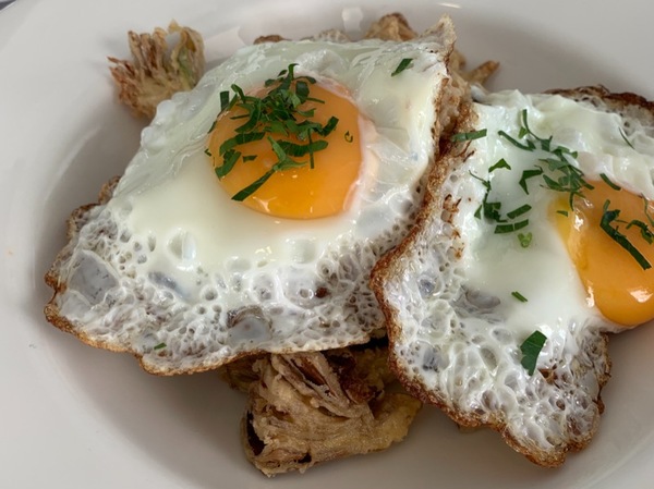 Artichokes with fried eggs