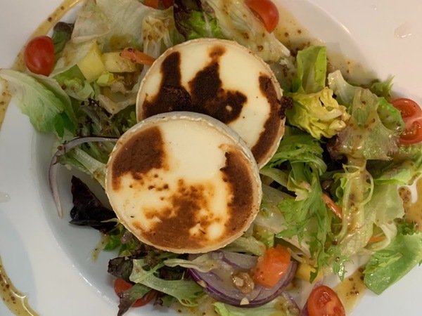 Salat mit Ziegenkäse