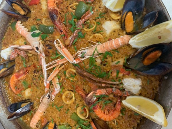 Paella mit fisch une meeresfrüchten