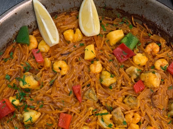 Nudelnpaella mit seeteufel und garnelen