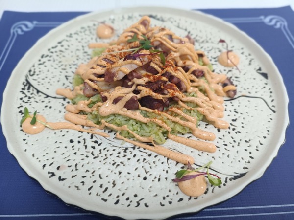 Nuestro original Pulpo a la Brasa sobre Arroz Verde y Mayo de Pimentón