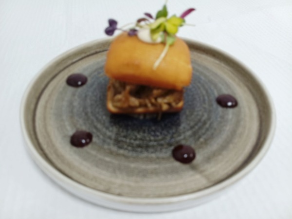 Pan Mantou de Carrillada, Mayo de Boletus y Cebolla Caramelizada