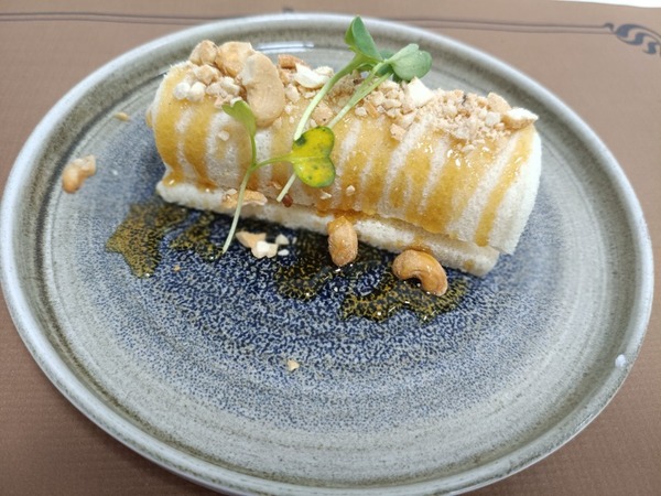 PIONONO DE QUESO PAYOYO CON MANGO, CEBOLLA CARAMELIZADA Y ANACARDOS