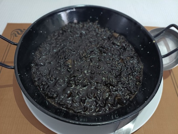 Arroz Negro y Alioli suave