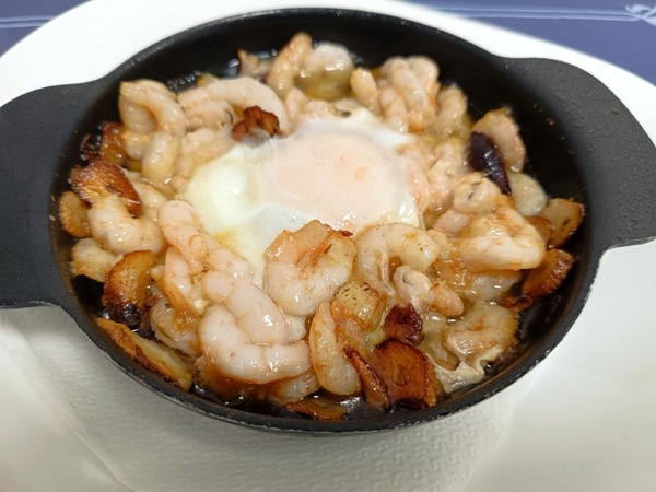 Gambasal Ajillo con Huevo terminadas a la Brasa