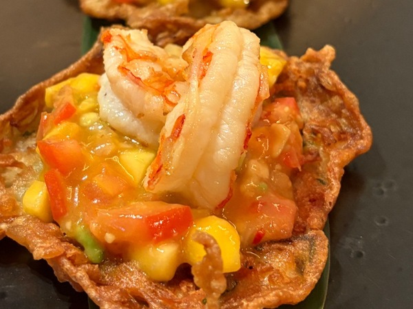 Tortillita de camarones con nuestro pico de gallo y gambon 