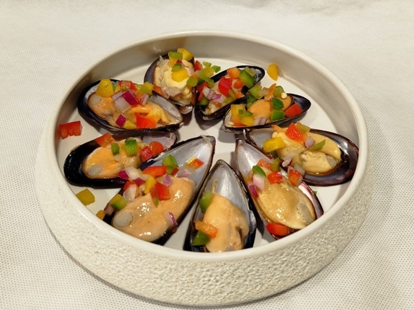 Mejillones al vapor con pipirrana