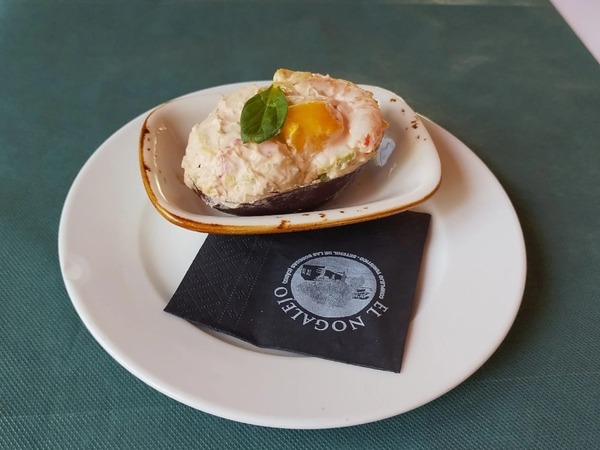 Aguacate relleno de mango y langostino