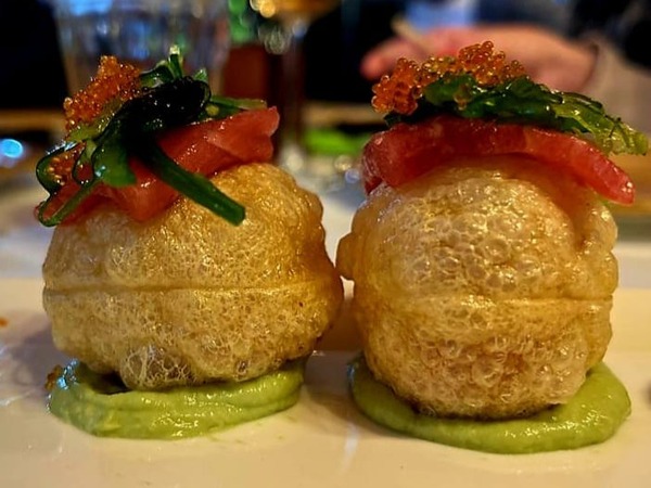 Bombas crujientes de salmorejo de remolacha y lomo de atún rojo