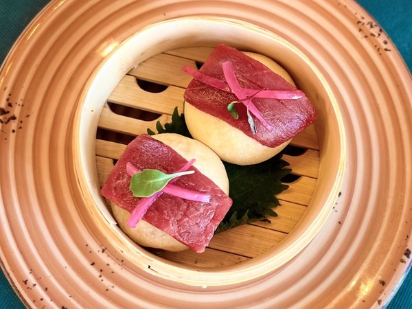 Mini mollete al vapor con lomo de atún rojo de almadraba y cebolla encurtida