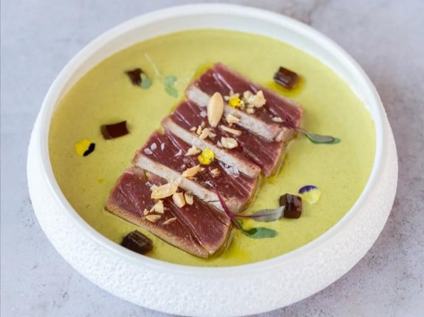 Tataki de atún rojo con mazamorra de pistacho y gelatina de PX