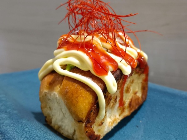 Brioche de costilla ibérica con guacamole y salsa barbacoa