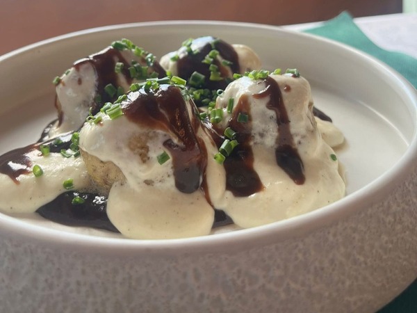 Gnocchis rellenos de rabo de toro al vino tinto y crema de queso payoyo