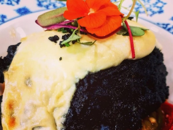 Carbón de bacalao con alioli de manzana y verduras estilo thai