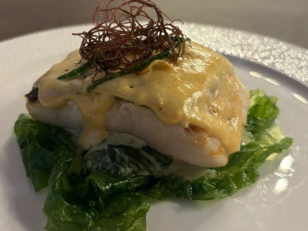 Corvina con salsa de coral de vieira y lechuga de mar