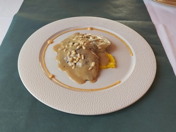 Carrillada de atún con salsa de piñones y puré de ají amarillo