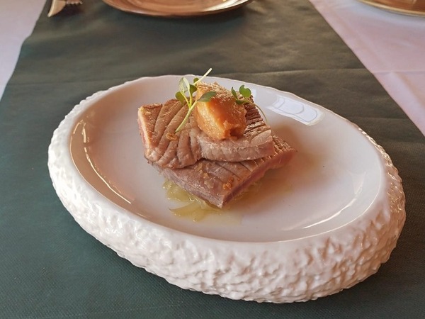 Tarantelo de atún con cebolla caramelizada y alioli de membrillo