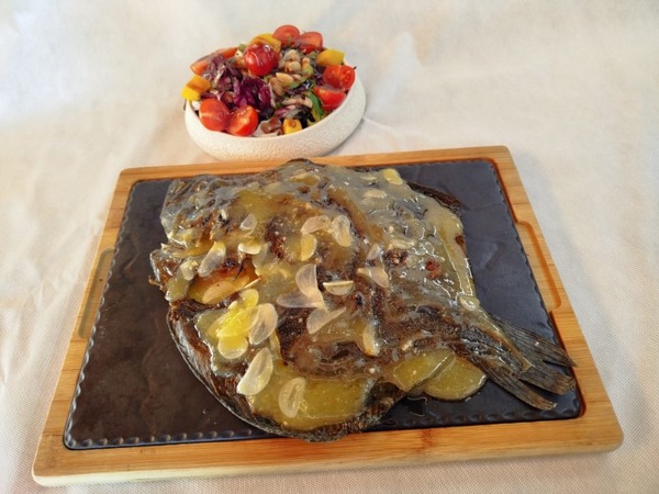 Rodaballo a la brasa con su ajada