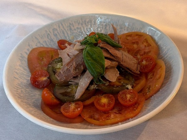 Surtido de tomates con ventresca de atún y aceite de albahaca