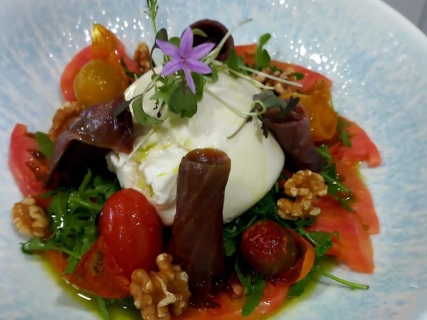 Ensalada de bacoreta con burrata, rúcula y tomate