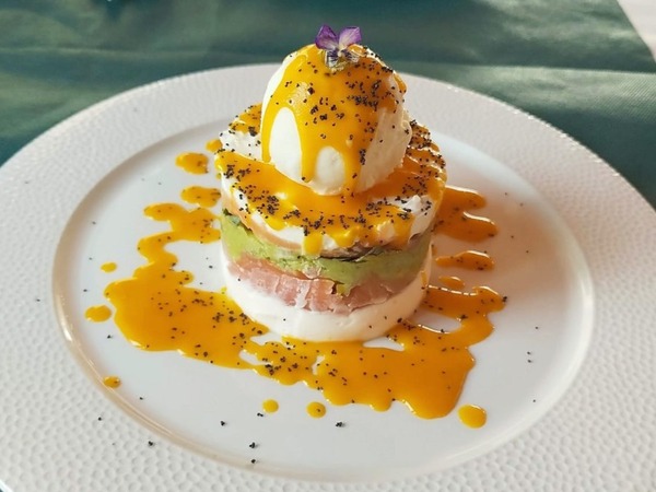 Ensalada de salmón ahumado con helado de queso de cabra y coulis de mango