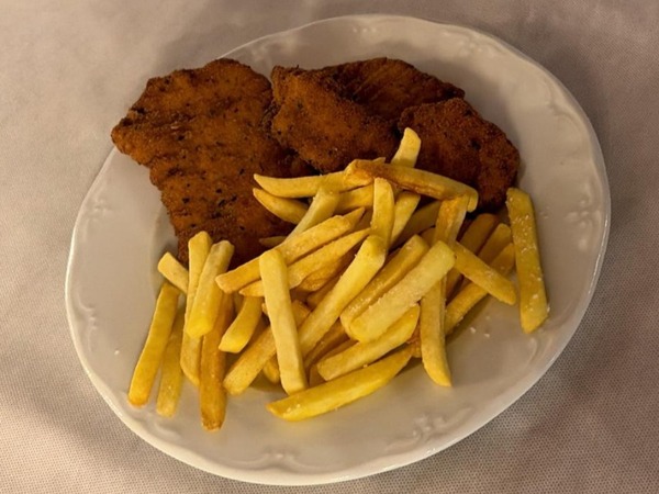 Filetes empanados con patatas