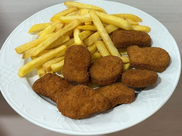 Nuggets de pollo con patatas fritas