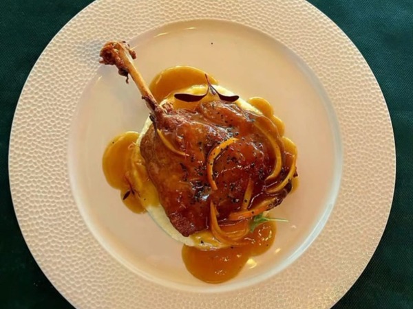 Confit de pato con salsa bigarade y puré de chirivía