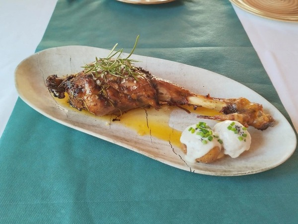 Pierna de cordero lechal a baja temperatura con miel de romero