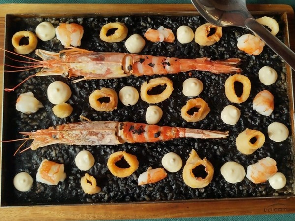 Arroz negro con gambones, chipirones fritos y alioli