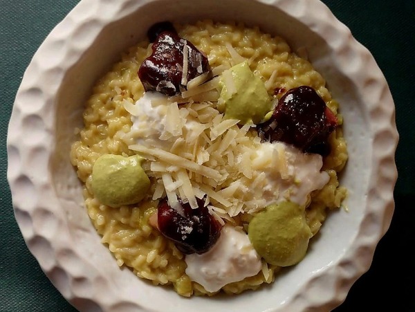 Risotto de calabacín y pesto con burrata y pato