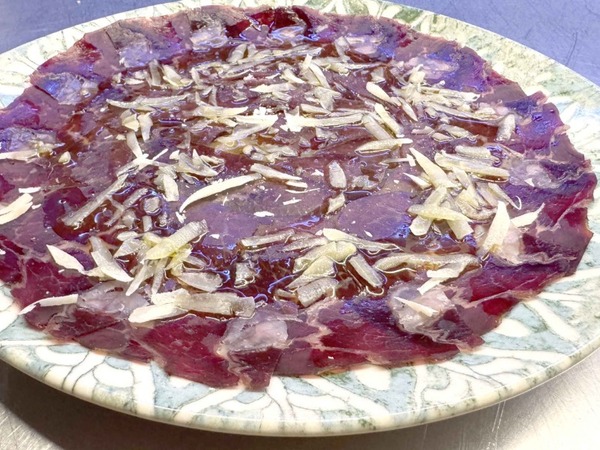 Plato de Cecina Angus con Virutas de Queso Parmesano