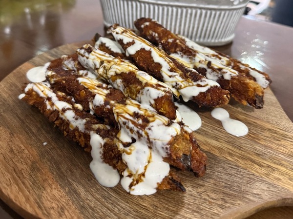 Berenjenas fritas crocantes con salsa gorgonzola y miel de caña 