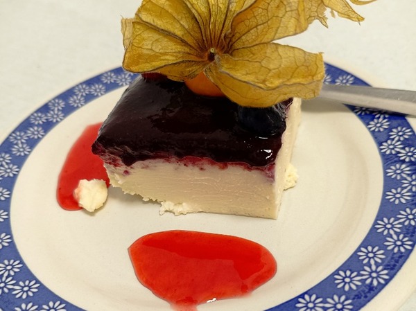Tarta de queso con mermelada de frutos rojos