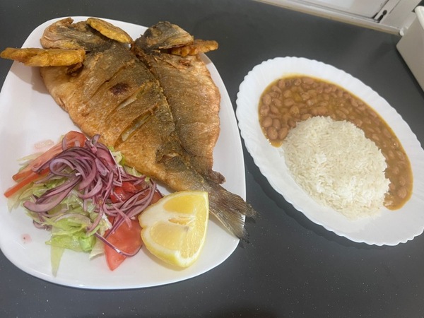 Arroz con Menestra y Pescado frito