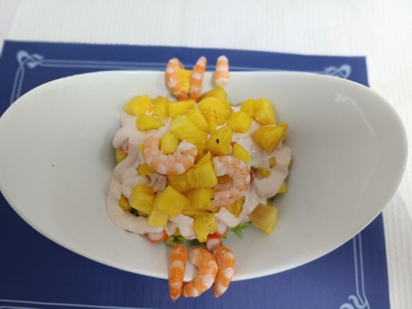 CÓCTEL DE PIÑA CON LANGOSTINOS