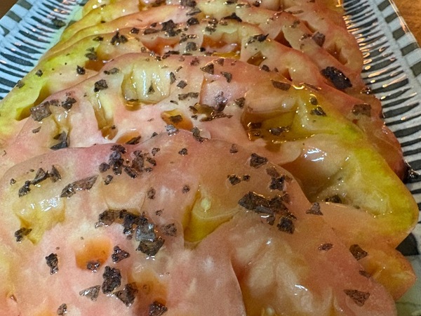 Tomate rosado aliñado 