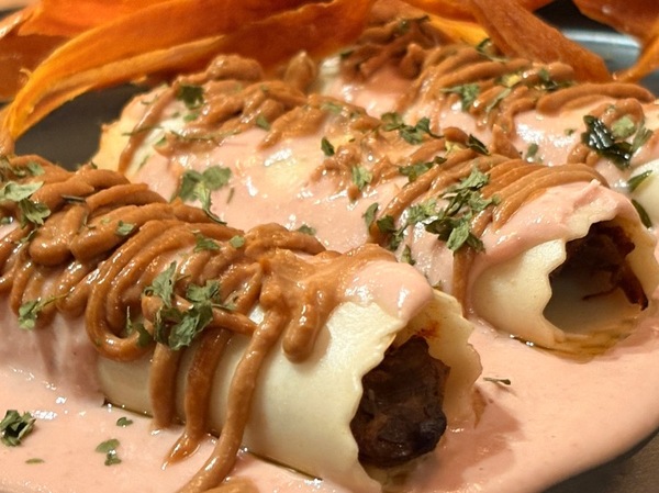 Canelones de carrillera con bechamel de foie