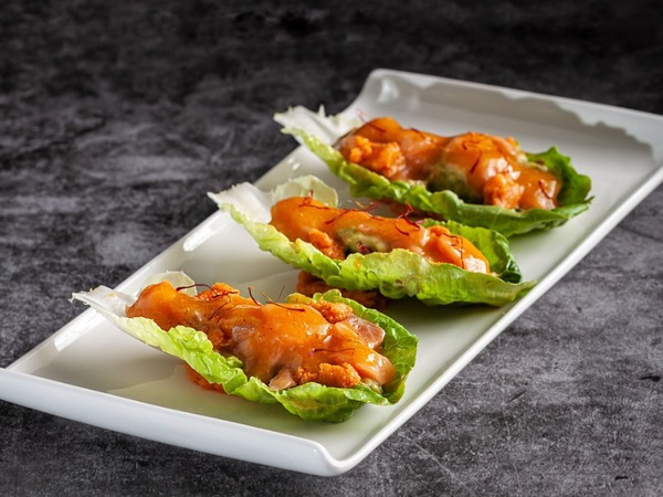 SAAM DE SALMON, AGUACATE Y ALIÑO DE MISO Y AZAFRAN