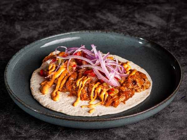 TACO DE CARNE MECHADA Y ACHIOTE