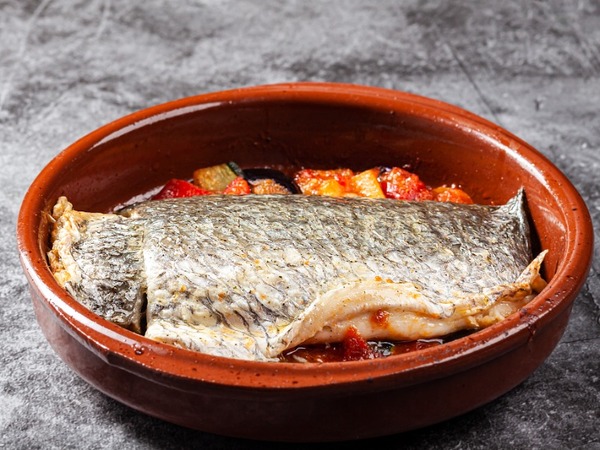 CORVINA CONFITADA CON PISTO BRASEADO