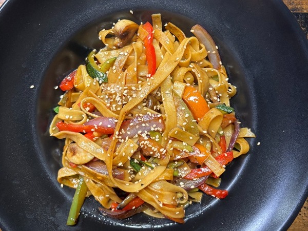 TALLARINES CON VERDURAS AL WOK