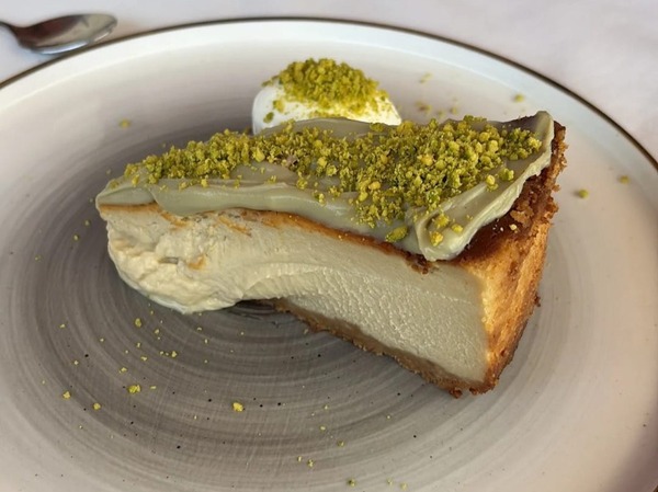 Tarta de pistacho con helado de nata